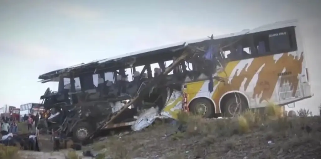 Imagen Deja 37 muertos y 30 heridos choque de dos autobuses en Bolivia