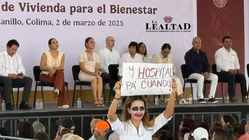 Imagen Maquillada como “El Guasón”, exige hospital a Sheinbaum, en Colima 