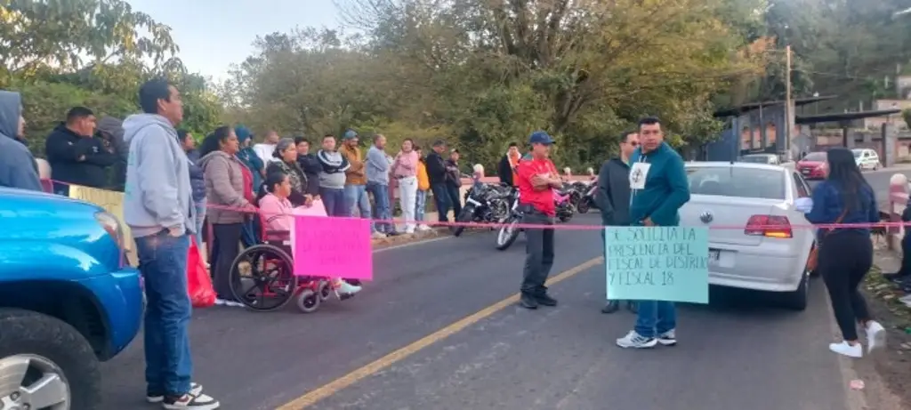 Imagen Familiares de víctimas de accidente, cierran la carretera estatal Xalapa-Misantla