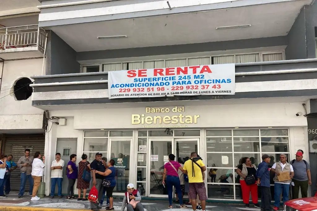 Imagen Adultos mayores acuden a Banco del Bienestar para cobrar su pensión en Veracruz