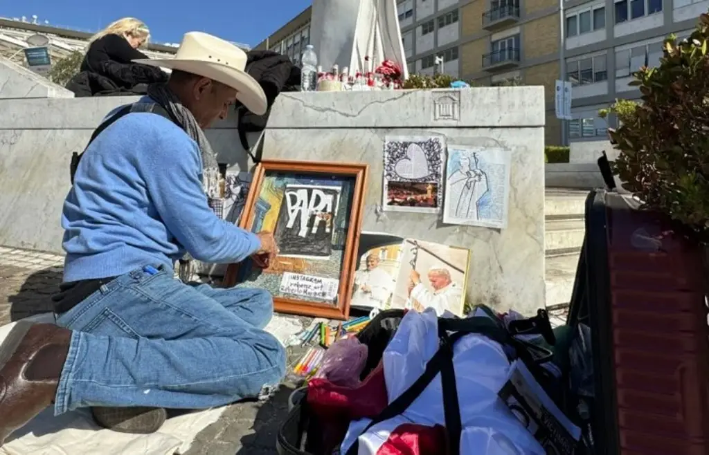 Imagen Artista mexicano viajó a Roma para 'apoyar' al papa Francisco en hospital Gemelli, así