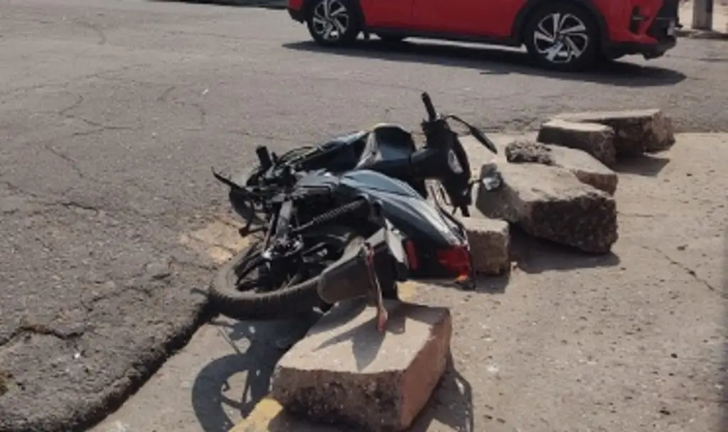 Imagen Chocan camioneta particular y motocicleta en colonia de Veracruz; hay un lesionado