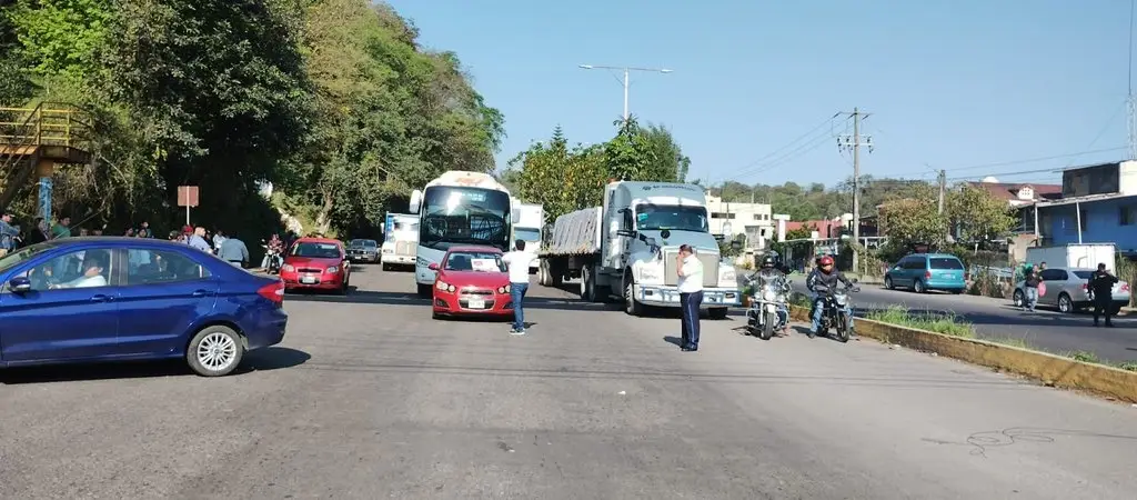 Imagen Bloquean carretera Xalapa-Banderilla por desaparición de menor de edad; exigen su localización