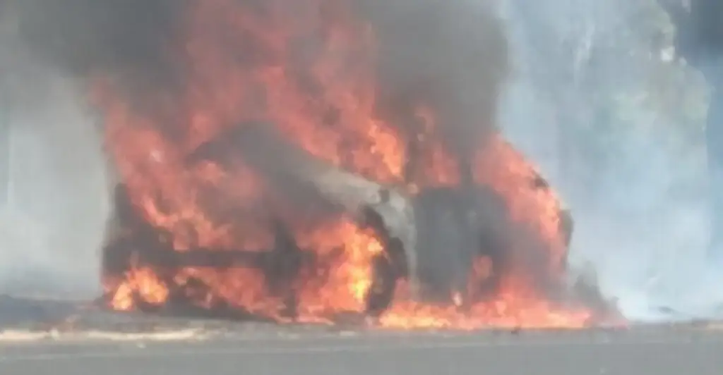 Imagen Chocan de frente y se incendia vehículo en carretera de Veracruz 