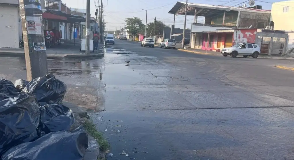 Imagen Comerciantes se quejan por fuga de aguas negras en la Carranza