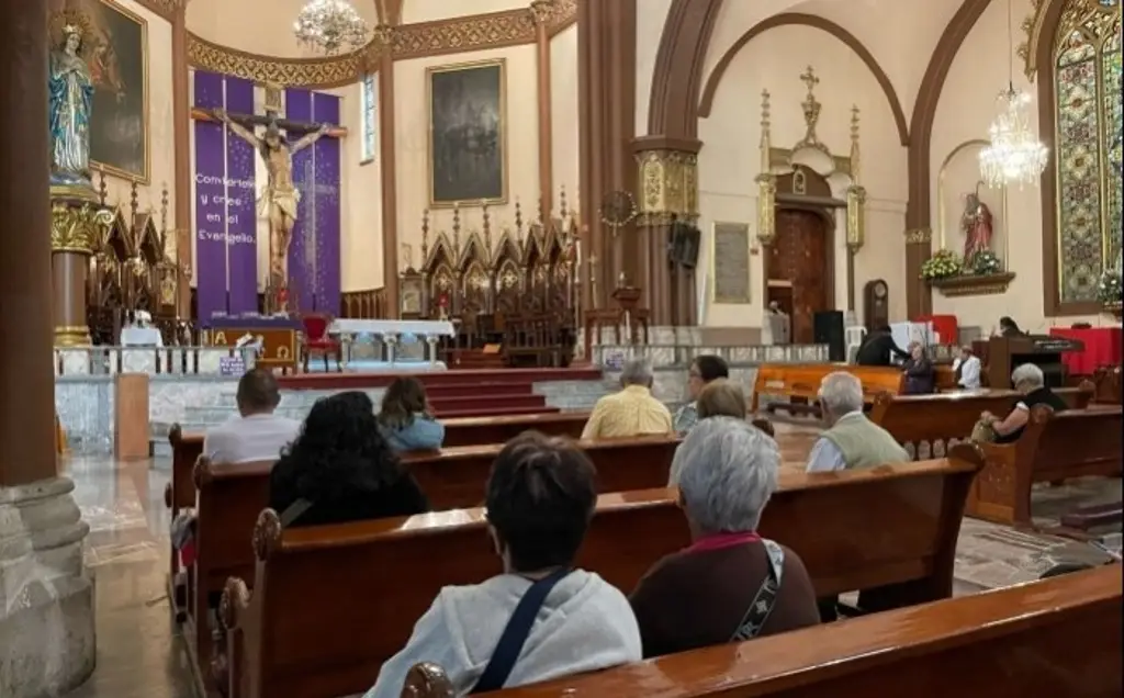 Imagen Fieles católicos asisten al Miércoles de Ceniza en la Catedral de Xalapa