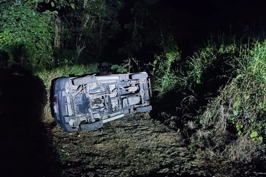 Imagen Vuelca camioneta con cortadores de café en Huatusco; hay 6 lesionados