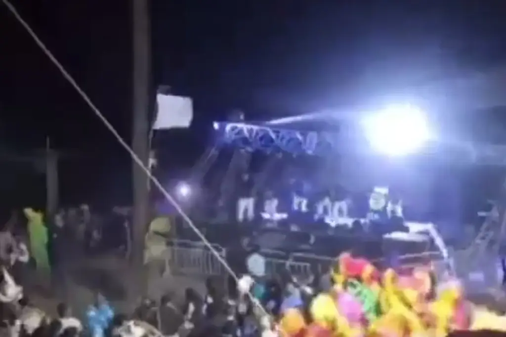 Imagen Cae escenario principal de Carnaval tras fuertes vientos en Hidalgo (+video)