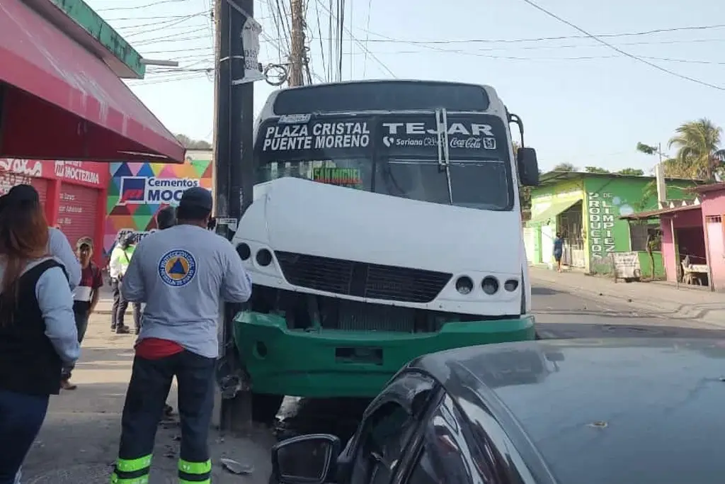 Imagen Choca camión urbano en Medellín y deja varios lesionados