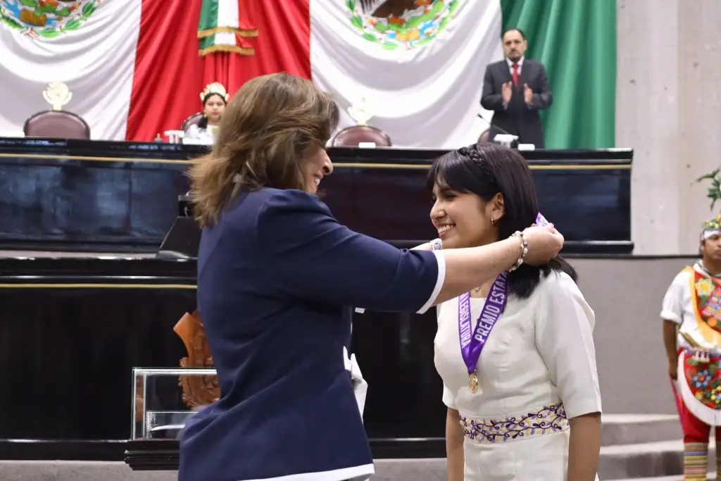 Imagen Gobernadora de Veracruz entrega el Premio Estatal a la Mujer a la mejor estudiante del mundo