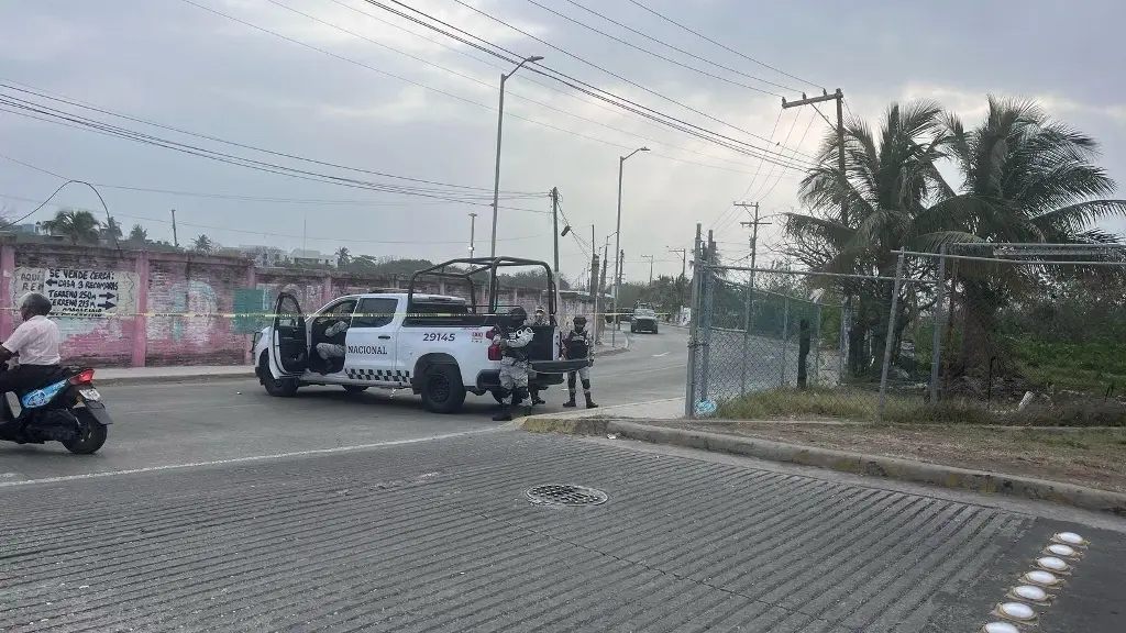 Imagen Continúan cerradas calles alrededor de corralón en Veracruz, tras operativo 