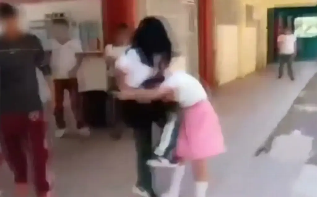 Imagen Indigna al golpear a Sofía que tiene autismo y a sus compañeros; padres exigen castigo (+Video)