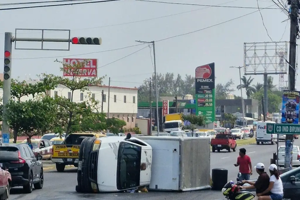 Imagen Vuelca camioneta con garrafones de agua en Tejería, en Veracruz 