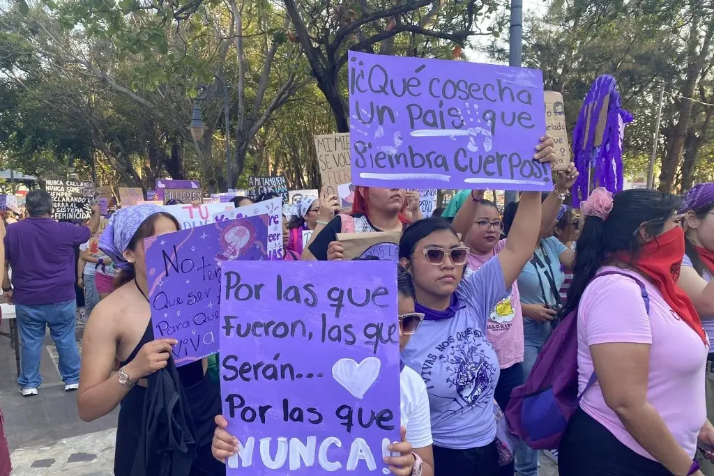 Imagen “Ni una más, ni una asesinada más”, exigieron las mujeres al marchar en Veracruz 