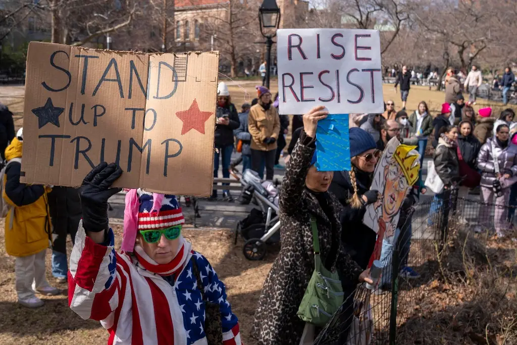 Imagen Las consignas contra Trump dominan las manifestaciones del Día de la Mujer en EU