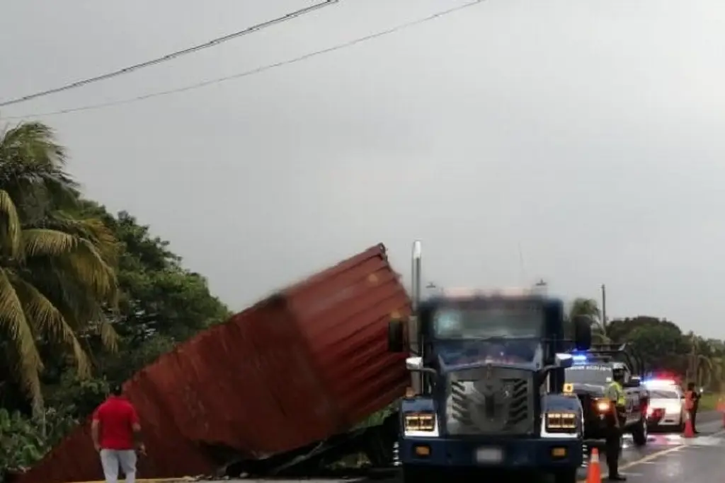 Imagen Cierre por fuerte accidente en el tramo Poza Rica-Cardel 