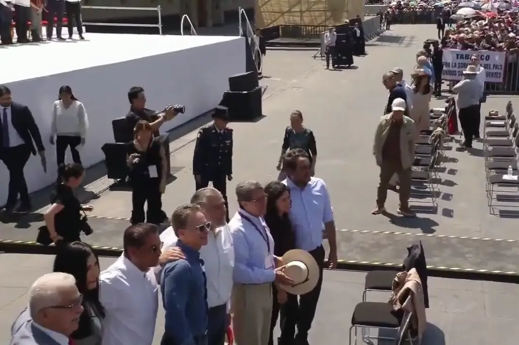 Imagen ¿Cúpula de Morena 'ignora' a Sheinbaum a su llegada a templete en Zócalo? (+Video)