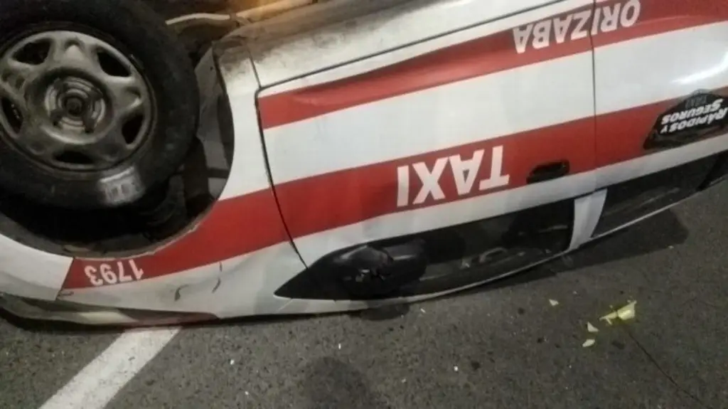 Imagen Taxi queda 'llantas arriba' tras fuerte volcadura en Orizaba, Veracruz; hay un lesionado