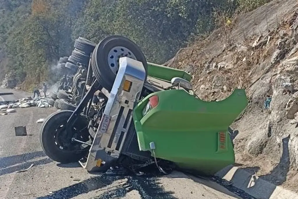 Imagen Identifican a trailero que murió tras volcadura en autopista de Veracruz