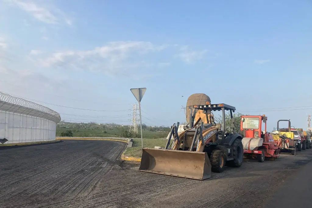 Imagen Tome precauciones, hay cierre vial en distribuidor vial de Cabeza Olmeca en Veracruz