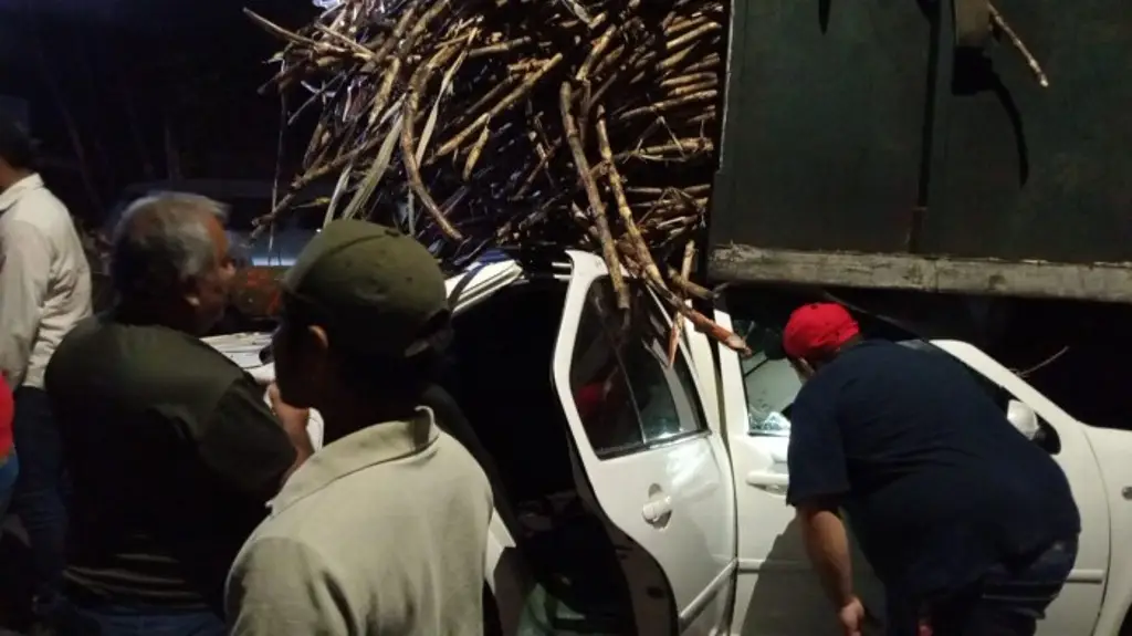 Imagen Rescatan a hombre prensado tras aparatoso accidente en carretera de Veracruz 