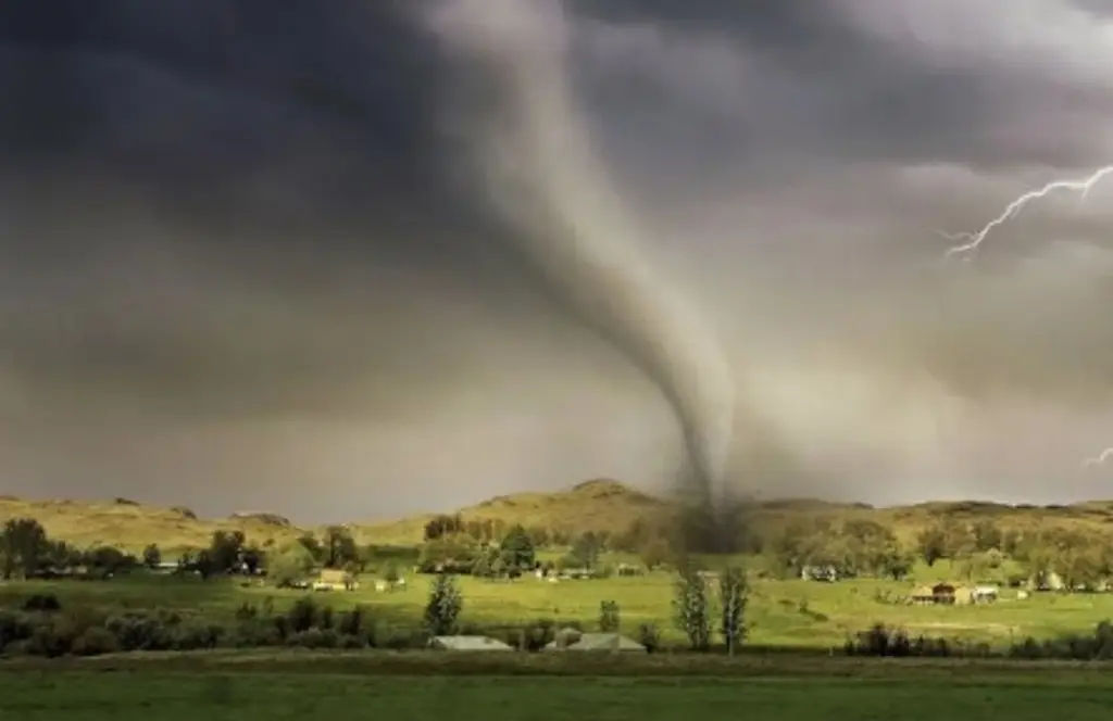 Imagen Tornado causas destrozos en viviendas y un canal de televisión en Orlando, Florida