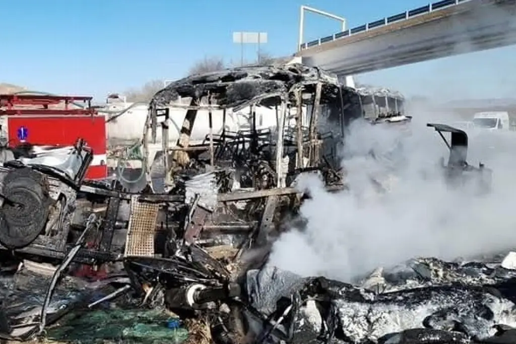 Imagen Al menos 14 muertos deja choque frontal de un autobús con un tráiler en Durango