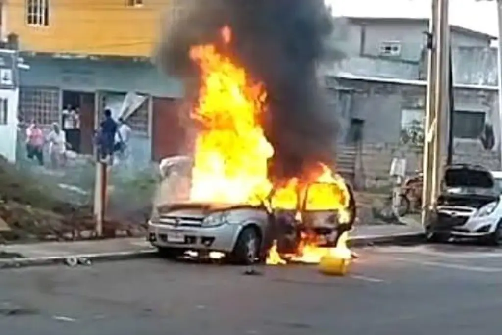 Imagen Se incendia auto en colonia de Boca del Río, Veracruz; fuego alcanzó a otro vehículo