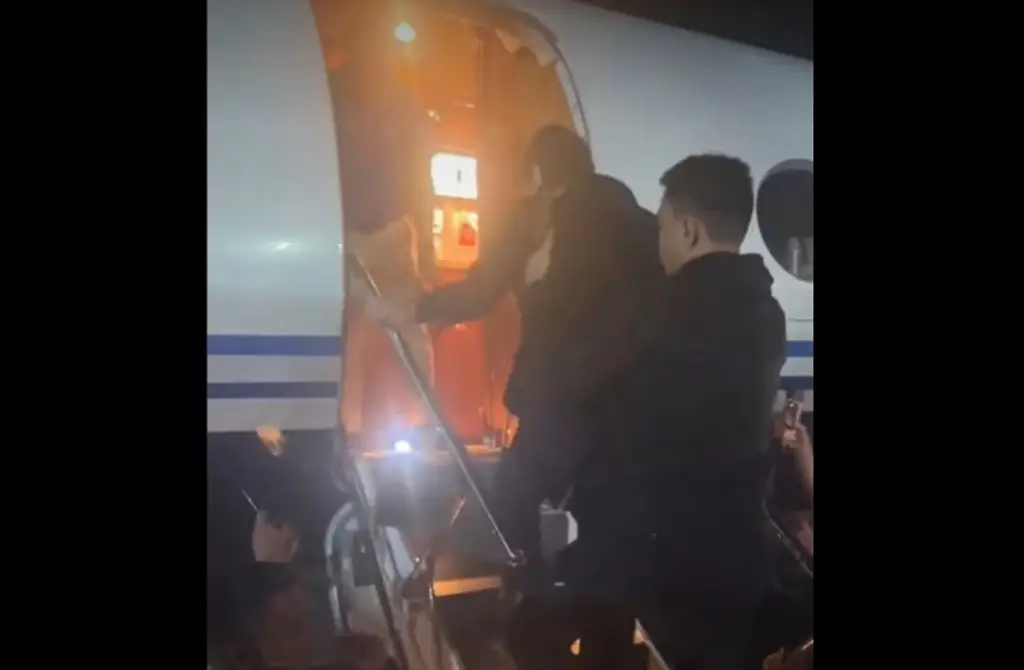 Imagen Avión con ex presidente de Filipinas Rodrigo Duterte parte hacia La Haya tras detención (+Video)