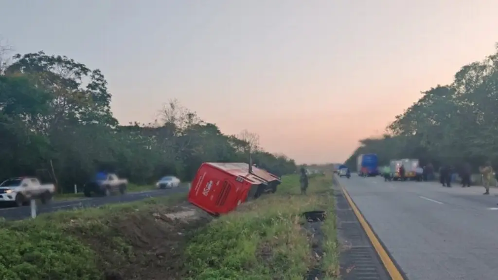 Imagen Un muerto y 7 lesionados, deja volcadura de autobús en la Acayucan-Cosoleacaque