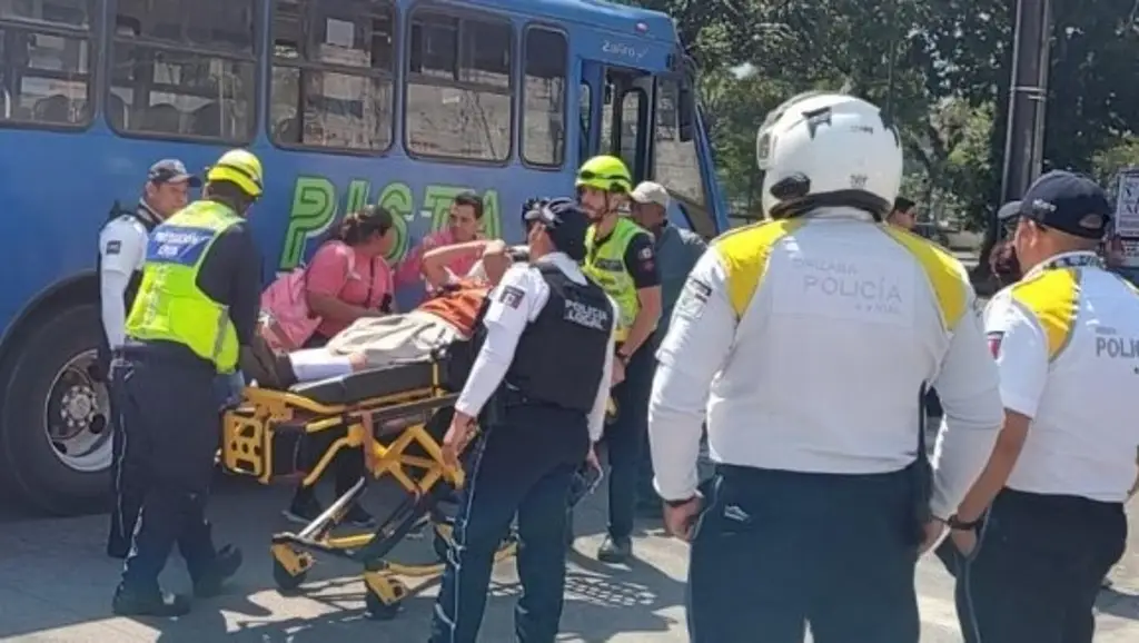 Imagen Estudiante cae de autobús de pasaje al ponerse en movimiento en Orizaba, Veracruz 