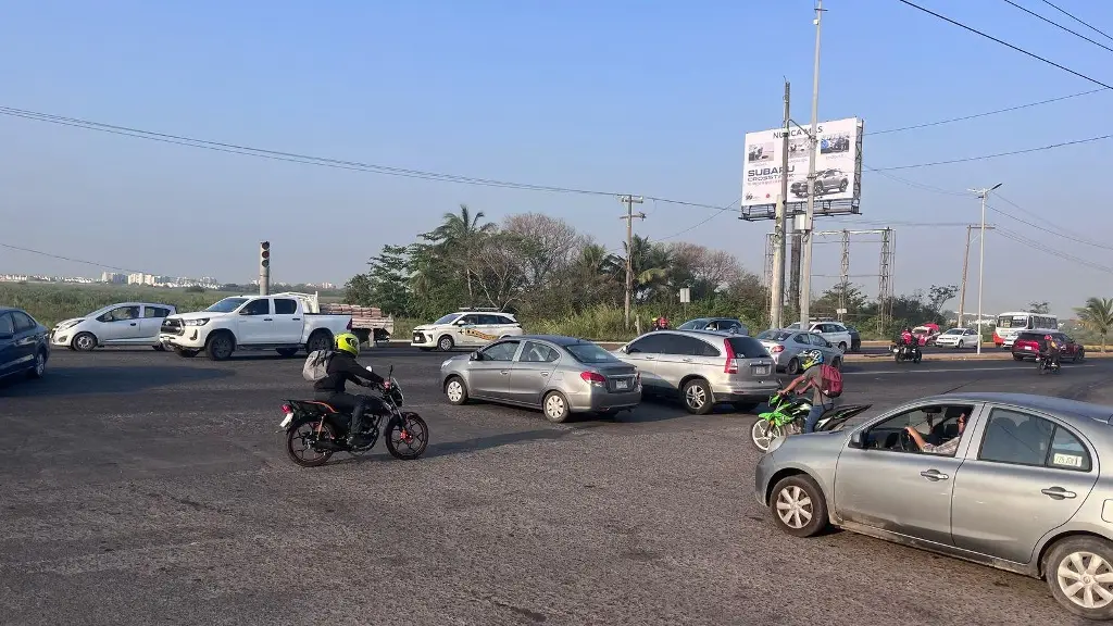 Imagen Caos vial en la Veracruz - Xalapa; van dos días sin funcionar semáforos 