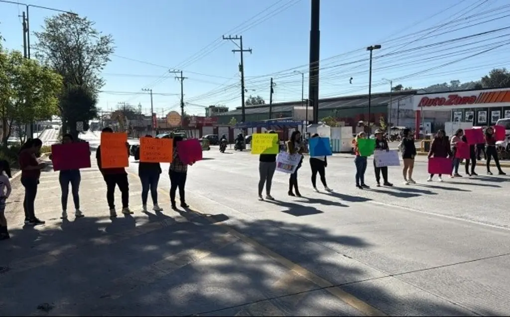 Imagen Padres de familia de primaria en Xalapa bloquean Lázaro Cárdenas, denuncian irregularidades