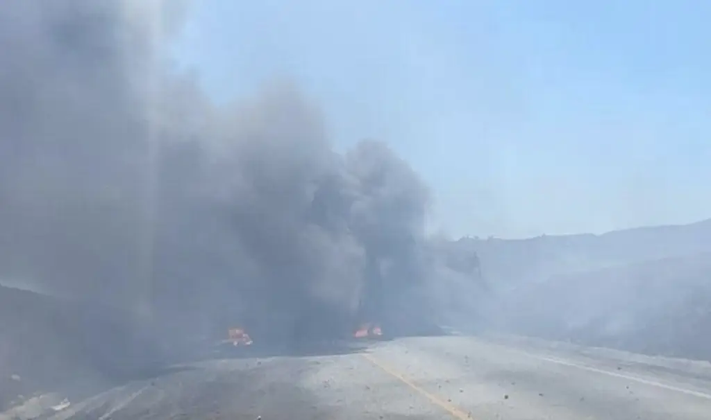 Imagen Chocan dos tráileres; hay cierre total en carretera a Monterrey y un muerto