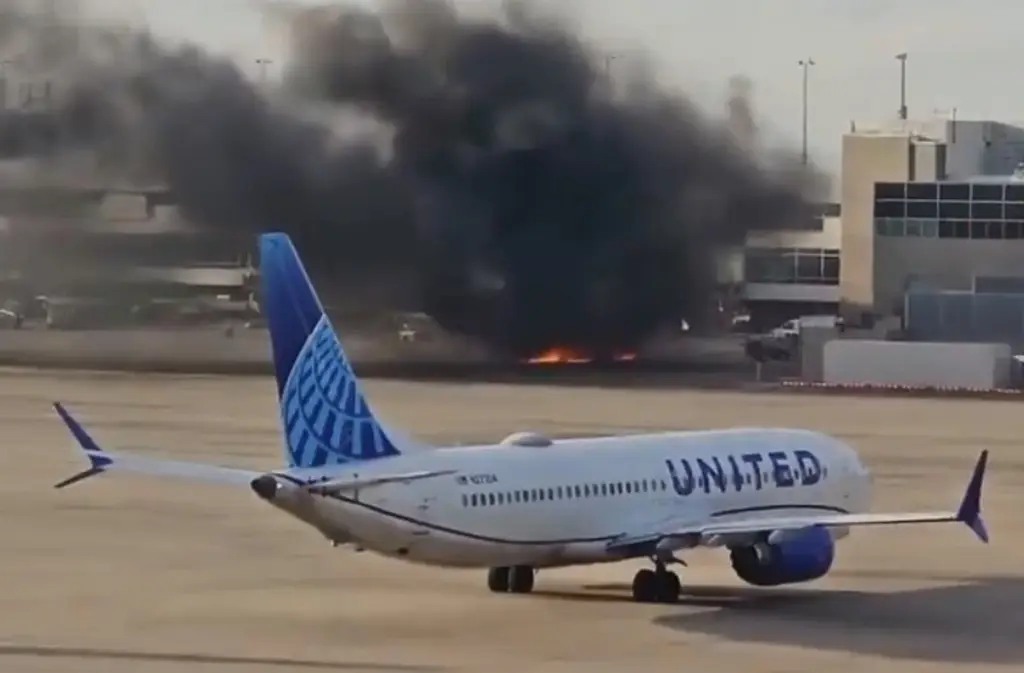 Imagen Se incendia avión de American Airlines en aeropuerto de EU