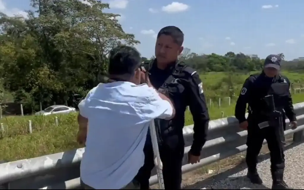 Imagen Policía estatal agrede a fotoperiodista en libramiento Frontera-Coatzacoalcos