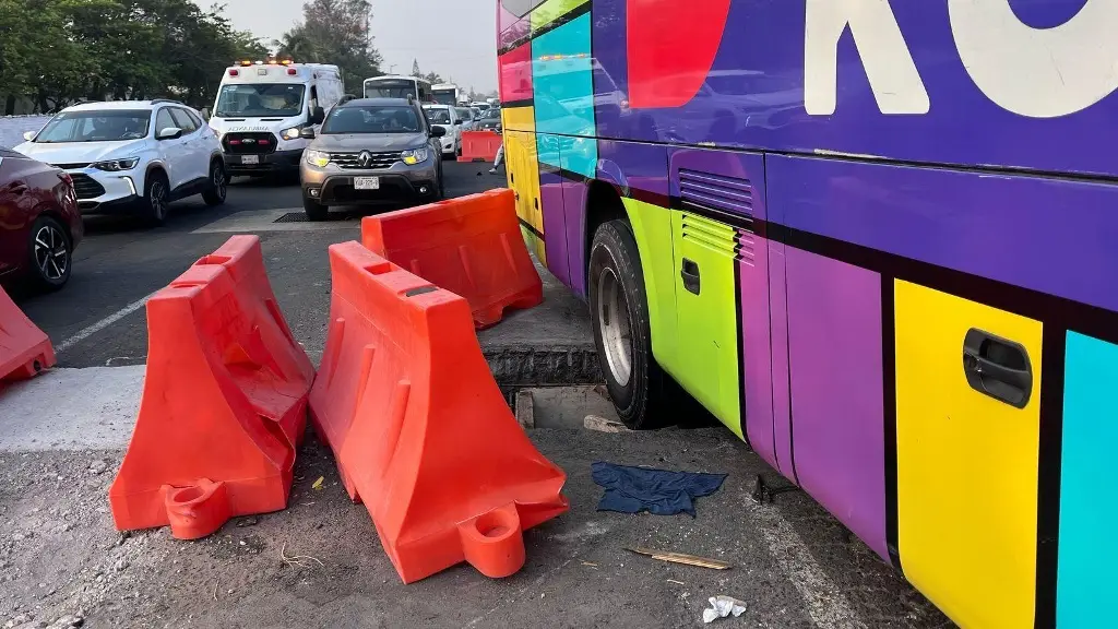 Imagen Cae autobús en registro abierto por obras en Miguel Alemán; hay caos vial