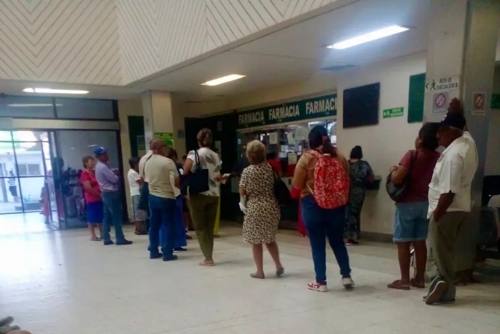 Imagen Más de 2 horas hacen fila por sus medicinas en IMSS Veracruz