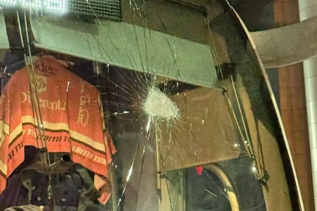 Imagen Lanzan piedras a autobús en intento de asalto en autopista de Veracruz; conductor resulta herido