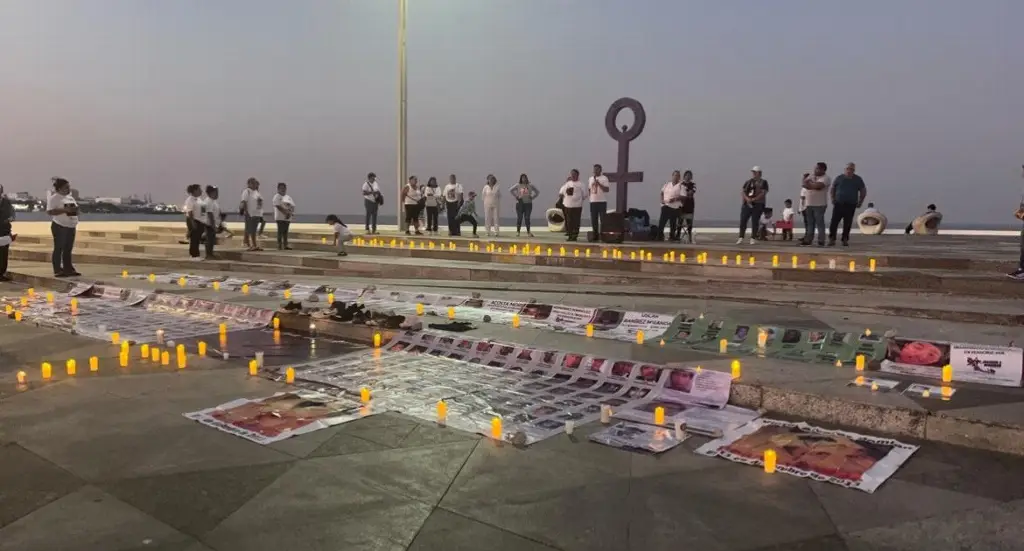 Imagen Colectivos de búsqueda se suman a la velada de luto nacional en la Plaza de la Soberanía en Veracruz 