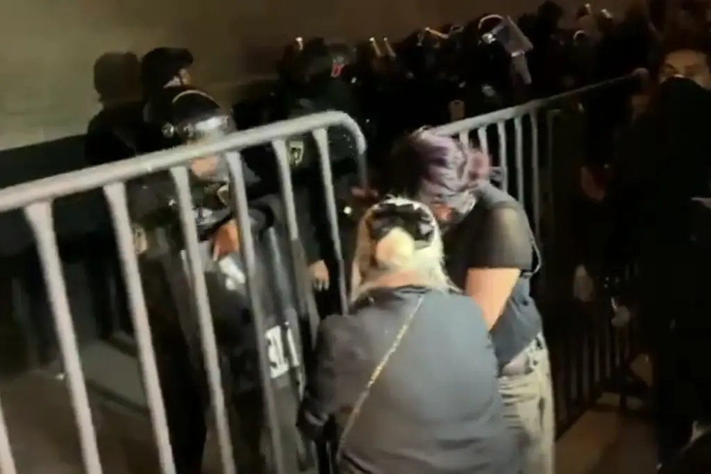 Imagen Durante vigilia por Teuchitlán, policías protegen Palacio Nacional de encapuchados que retiraron valla