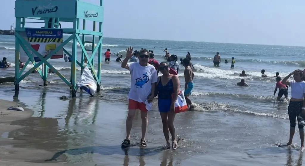 Imagen Pese al norte turistas disfrutan de la playa en Veracruz 