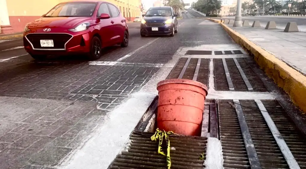 Imagen Alertan por alcantarilla sin una rejilla bajando el puente Morelos en Veracruz 