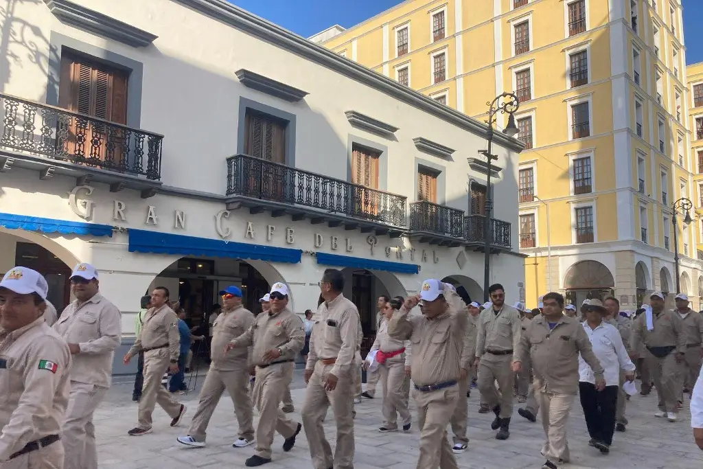 Imagen Realizan honores a la Bandera y desfile por aniversario de Expropiación Petrolera en Veracruz