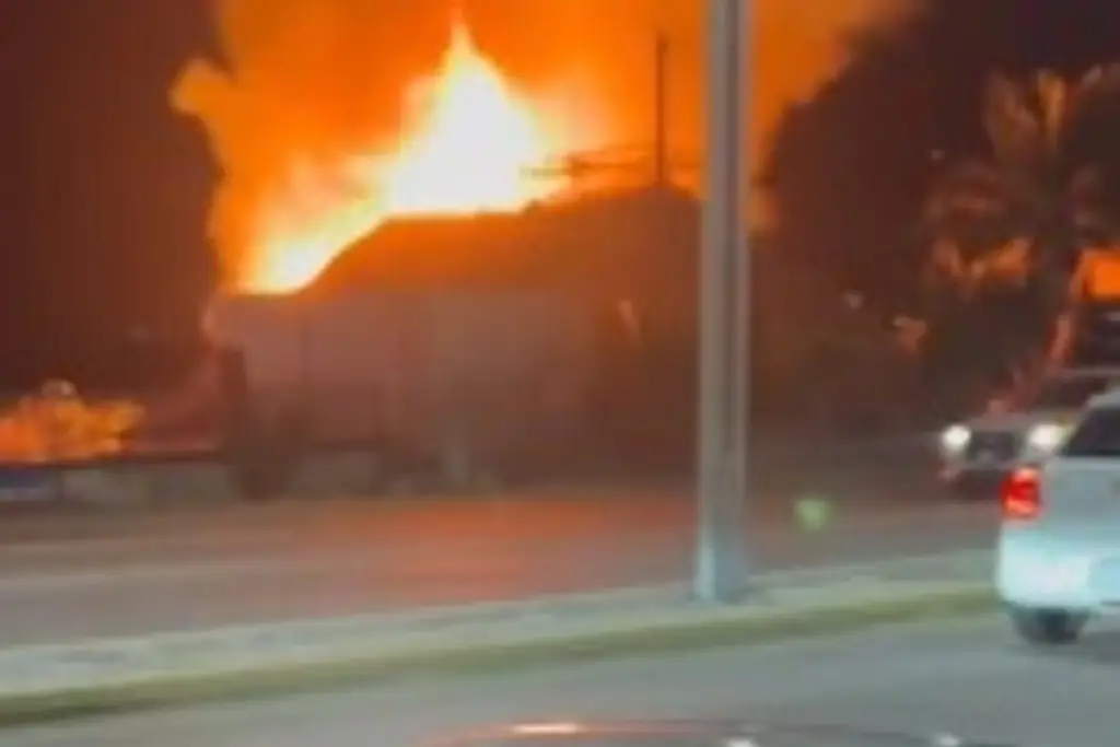 Imagen Hay cierre vial en bulevar de Boca del Río; incendio de restaurante está controlado, informa alcalde 