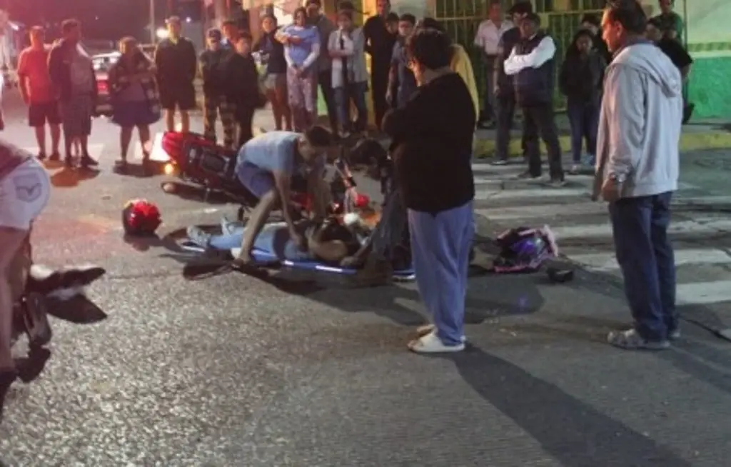 Imagen Conductor de taxi arrolla a mujeres motociclistas en Mariano Escobedo, Veracruz