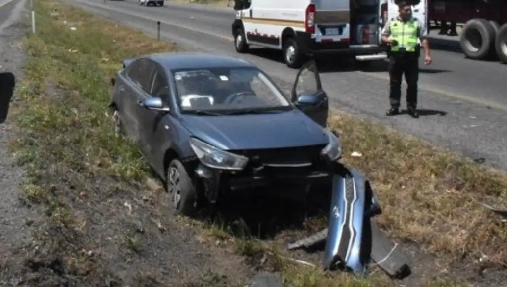 Imagen Se registra aparatoso accidente automovilístico en autopista de Veracruz; hay una lesionada