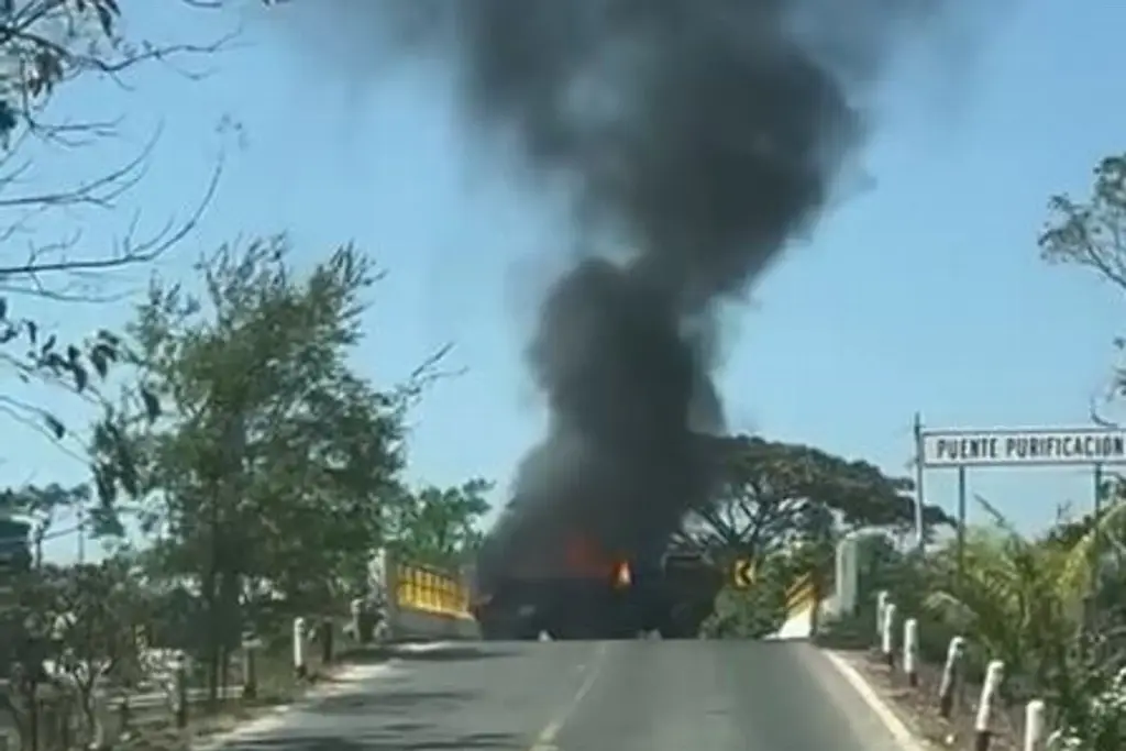 Imagen Registran bloqueos e incendios en Jalisco, tras ataque a base de la GN