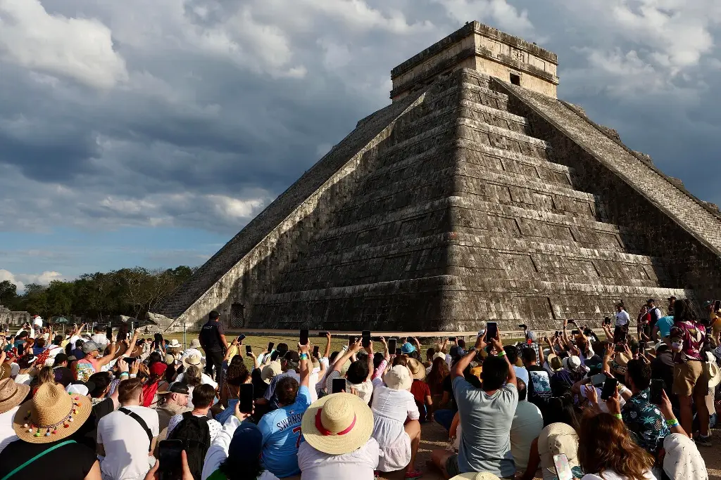 Imagen Agreden a un alemán por subir al Castillo de Chichén Itzá durante descenso de Kukulcán