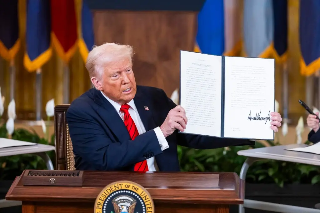 Imagen Trump firma orden para desmantelar el Departamento de Educación